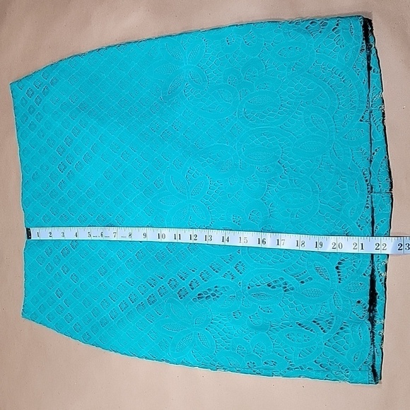 Loft Size 4 Lace Overlay Pencil Skirt, Pristine Condition - Picture 6 of 11